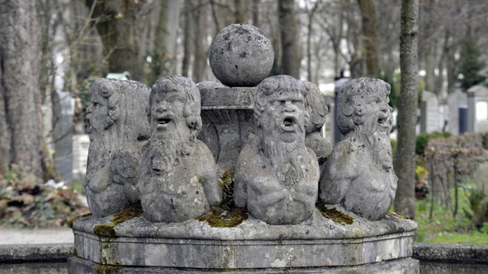 Kognitionsforschung: Schöne Dinge gleichen sich oft. Hässlich aber kann man auf sehr unterschiedliche Arten sein - wie hier Brunnenfiguren am Münchner Ostfriedhof.