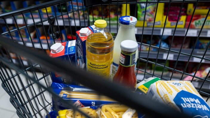 Inflation: Lebensmittel liegen in einem Einkaufswagen in einem Supermarkt in Leipzig. (zu dpa: 'Analyse: Mehr Produkte für eine Stunde Arbeit') +++ dpa-Bildfunk +++