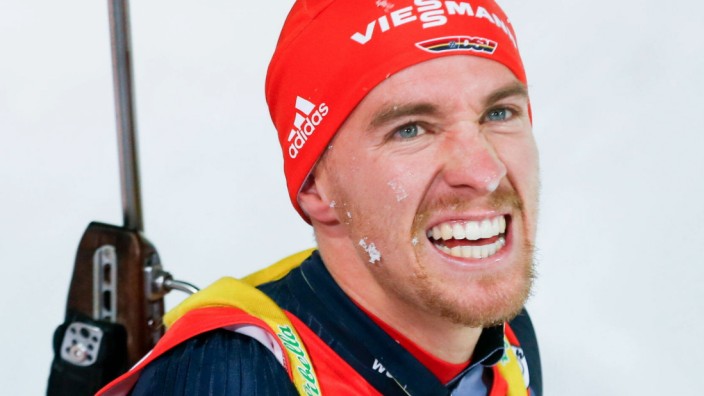 Biathlon: David Zobel feiert seinen dritten Platz im Ziel von Kontiolahti.