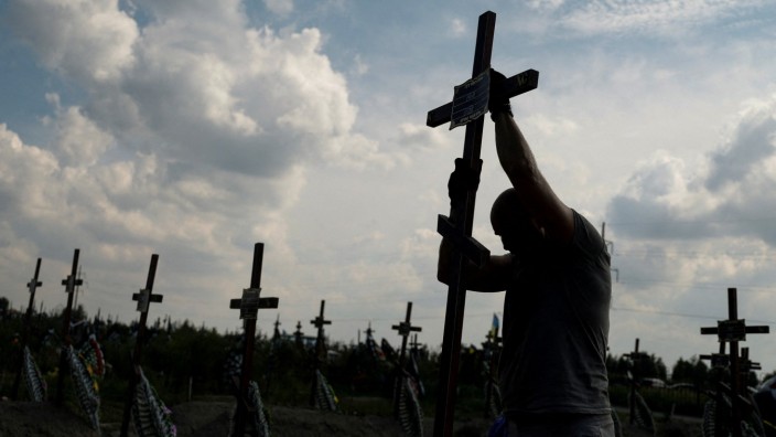 Krieg in der Ukraine: Ein Massengrab in Butscha, das wie kein anderer Ort für russische Kriegsverbrechen in der Ukraine steht.