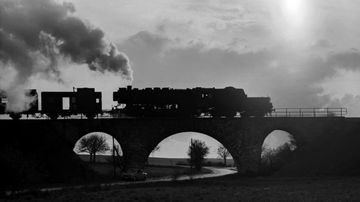 G. H. H.: "Achtzehnhundertachtundachtzig": "Die Eisenbahn zerschneidet die leicht gewellte Ebene": Zur Zeit der Handlung eine irre technische Innovation in der Altmark, in der diese Familientrilogie spielt.