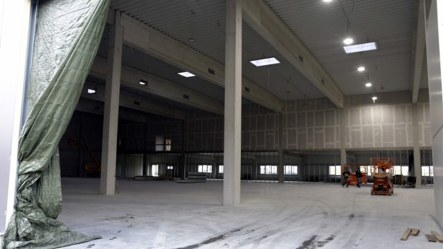 Gewerbegebiet "West Erding Park": Vorhang auf: In der neuen Mehrzweckhalle wird demnächst auch die Firma P.u.P. Feuerschutz und Anlagenbau GmbH produzieren.