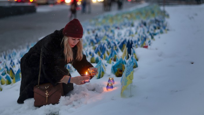 Nato-Treffen in Bukarest: Die Menschen in der Ukraine bekommen Hilfe, um den Winter zu überstehen. Hier zündet eine Frau in Cherson eine Kerze an.