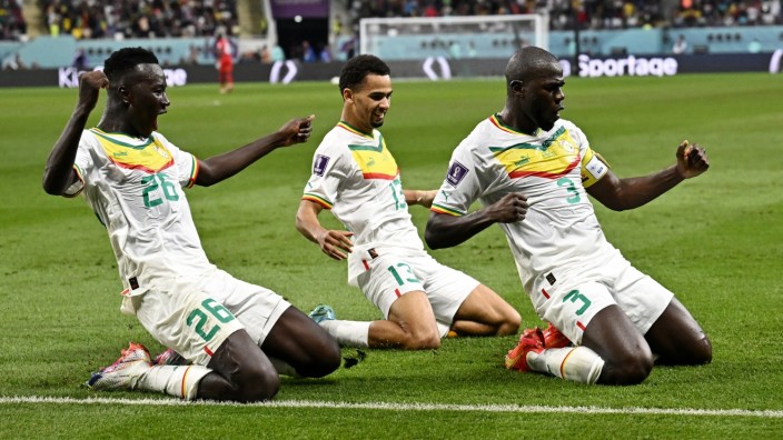 Fußball-WM: Kalidou Koulibaly (vorne) feiert das 2:1 für Senegal gegen Ecuador.