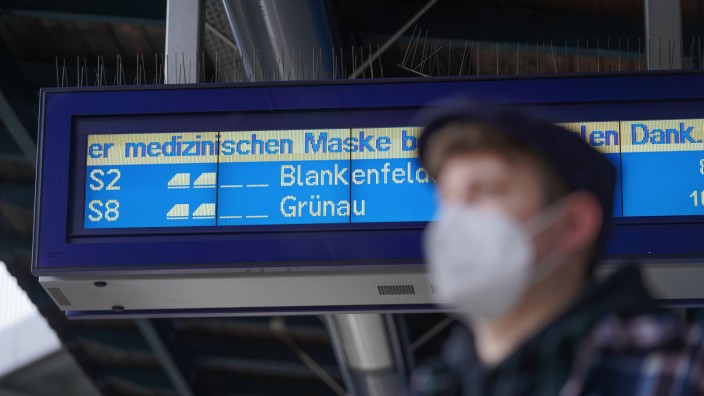 SZ am Morgen: In den Bussen und Bahnen des öffentlichen Nahverkehrs gilt überall in Deutschland eine Maskenpflicht - daran wird sich vorläufig nichts ändern.