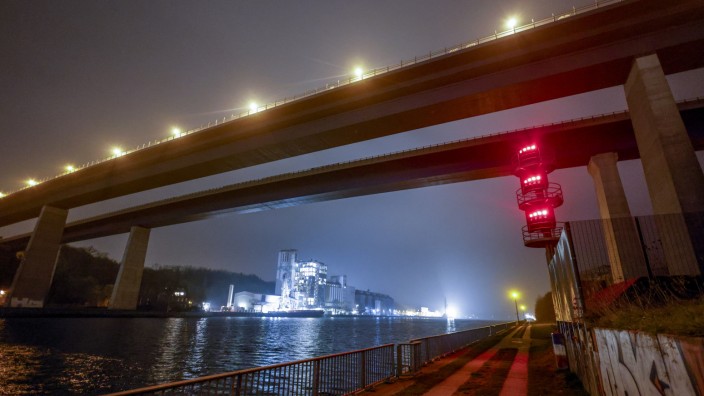 Kiel: Rote Lichter signalisieren die Sperrung der Holtenauer Hochbrücken in Kiel.