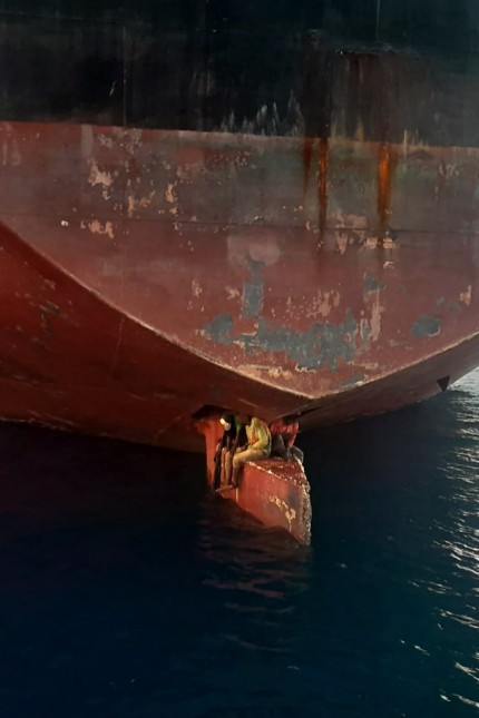 Aktuelles Lexikon: Die drei Migranten auf dem Ruder des Öltankers Alithini II, vor Las Palmas. Das Foto wurde von der spanischen Küstenwache veröffentlicht.