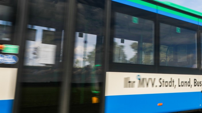 Polizeibericht: In Eichenau sind Scheiben an einem abgestellten Bus eingeschlagen worden.
