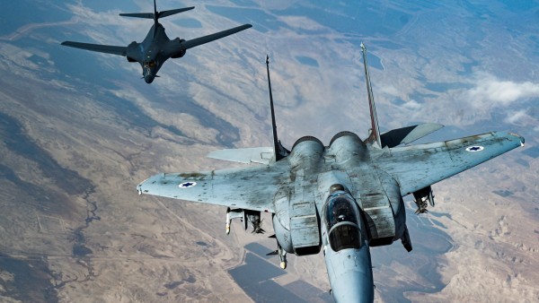 Eine israelische F-15 (v.) und eine B-1B der US Air Force 2021. Die Länder halten jetzt wieder gemeinsam ein Manöver ab.
