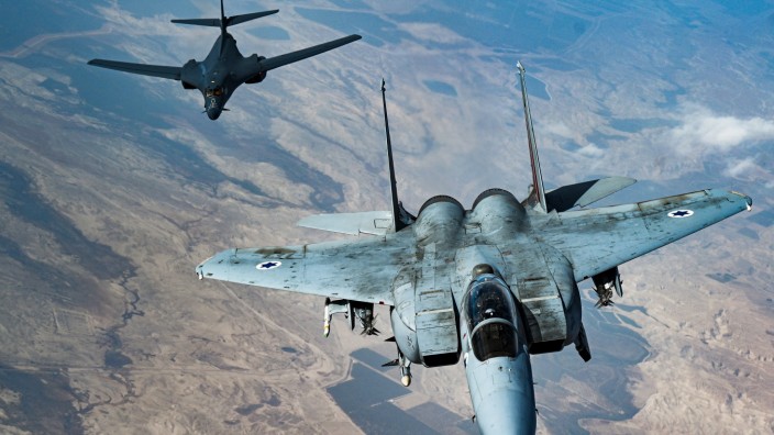 Eine israelische F-15 (v.) und eine B-1B der US Air Force 2021. Die Länder halten jetzt wieder gemeinsam ein Manöver ab.