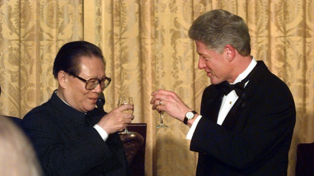 Chinas Ex-Staatschef Jiang Zemin: 1997 prosten sich Jiang Zemin und der damalige US-Präsident Bill Clinton (r.) bei einem Dinner im Weißen Haus zu. Ein Jahr später debattierten sie sogar live im Fernsehen.