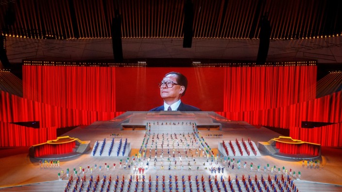 Chinas Ex-Staatschef Jiang Zemin: 13 Jahre führte Jiang Zemin China. 2021 wurde sein Bild bei der Feier des 100-jährigen Bestehens der Kommunistischen Partei im Nationalstadion in Peking gezeigt.