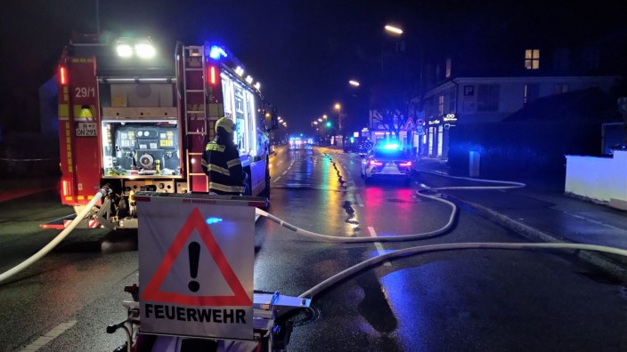 Einsatz in Neuried: Großeinsatz in Neuried: Feuerwehr, Polizei und Rettungskräfte müssen am Dienstagnachmittag auf einen massiven Gasaustritt in der Ortsmitte reagieren.