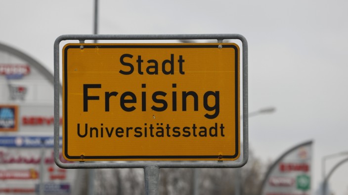An den Einfahrten zur Stadt Freising: Bisher wirbt Freising auf den Ortstafeln für sich als "Universitätsstadt". Aber wäre es nicht gerechter, wenn dort "Hochschulstadt" stehen würde? Oder gar Universitäts- und Hochschulstadt"? Darüber muss nun der Stadtrat entscheiden.