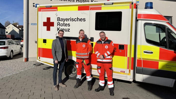 Erdweg: Dennis Behrendt mit Leonhard Gahse und Daniel Ernst vor der Rettungswache in Odelzhausen, die aktuell voll ausgelastet ist.