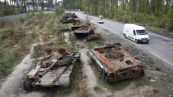 Krieg in der Ukraine: Zerstörte Panzer bei Kiew