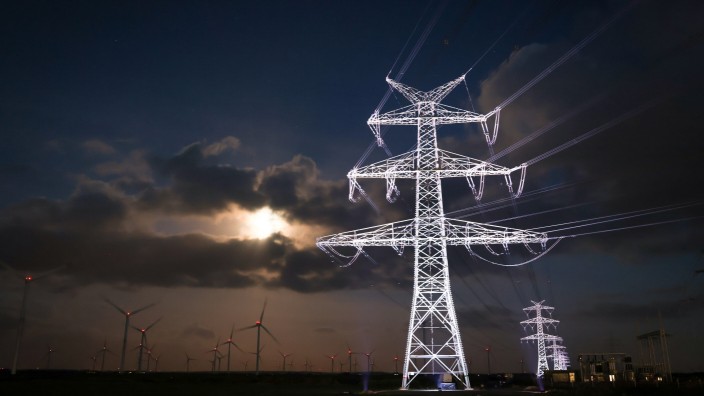 Energiewirtschaft: Strommast in Schleswig-Holstein: Tennet betreibt in Deutschland ein großes Stromnetz.