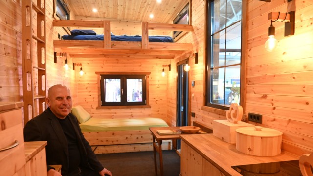 Messen in München: Das "Tiny House" aus Zirbenholz ist 14,5 Quadratmeter groß und kostet 78 000 Euro, erklärt Erhard Seiler, Geschäftsführer von Orthodorn.