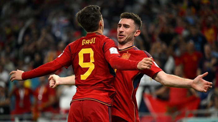 Spanien bei der WM: "Wir haben spektakuläre Spieler, wir bewegen den Ball gut, dominieren den Ballbesitzfußball, finden gute Passlinien" - Aymeric Laporte (rechts) ist Fan des spanischen Fußballs.