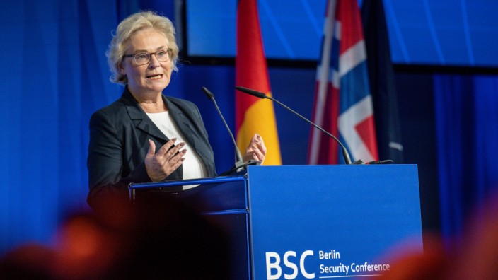 Bundeswehr: Verteidigungsministerin Christine Lambrecht (SPD) lobt auf der Berliner Sicherheitskonferenz den "Spirit" der Zeitenwende.