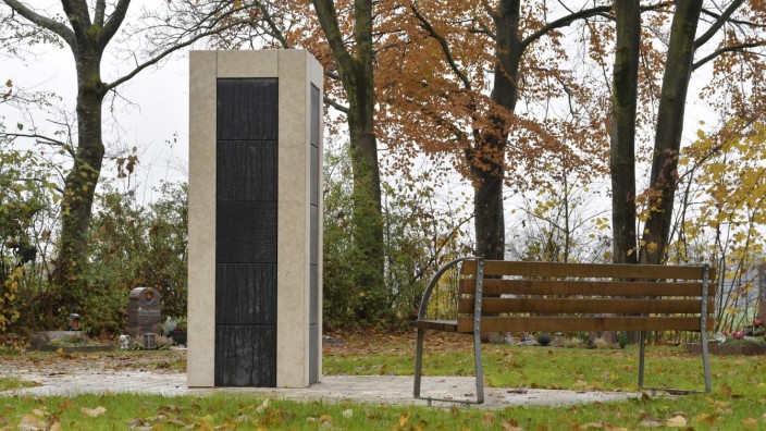 Erding: Die Urnenstele auf dem Friedhof in Langengeisling.