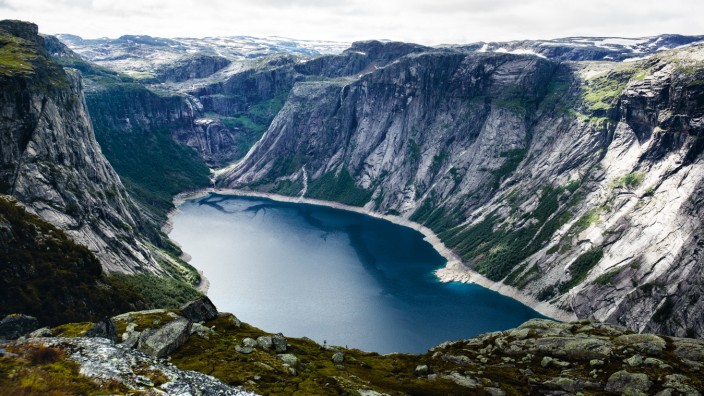 Reisebuch "Norwegen": Blick auf den Gletschersee Ringedalsvatnet auf der Wanderung zur Trollzunge, einem spektakulär auskragenden Felsen.