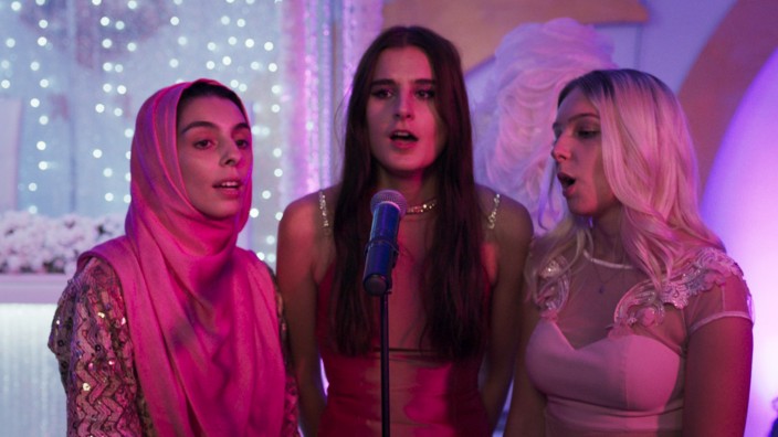 "Sonne" von Kurdwin Ayub im Kino: Ihr freches Video hat sie bekannt gemacht: Die Freundinnen Yesmin, Bella und Nati singen bei einer kurdischen Hochzeit.