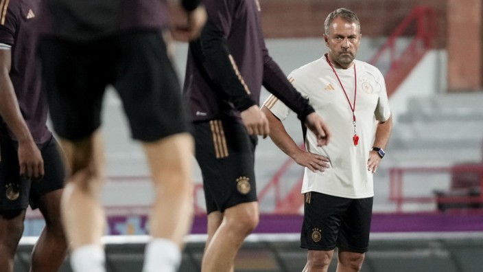 Deutsche Nationalmannschaft: "Druck verspüre ich überhaupt nicht": Bundestrainer Hansi Flick hat sich damit arrangiert, dass sein Team auf die Hilfe der Spanier angewiesen ist.