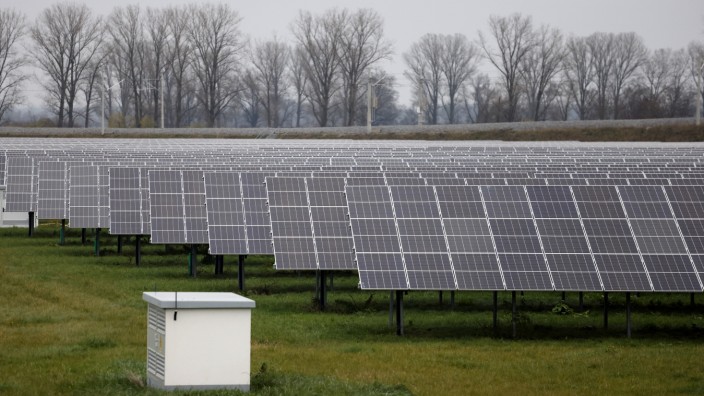 Energiepolitik: Eine Energieagentur könnte bei der Beratung zum Bau von Photovoltaikanlagen mitwirken. Das Bild zeigt eine Freiflächenanlage unweit des Neufahrner Gewerbegebiets Römerpark.