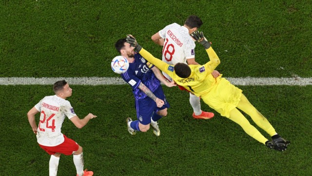 Fußball-WM: Umstrittene Szene: Wojciech Szczesny wehrt den Ball ab und berührt Lionel Messi, der den Elfmeter kurz darauf nicht über die Torlinie bringt.