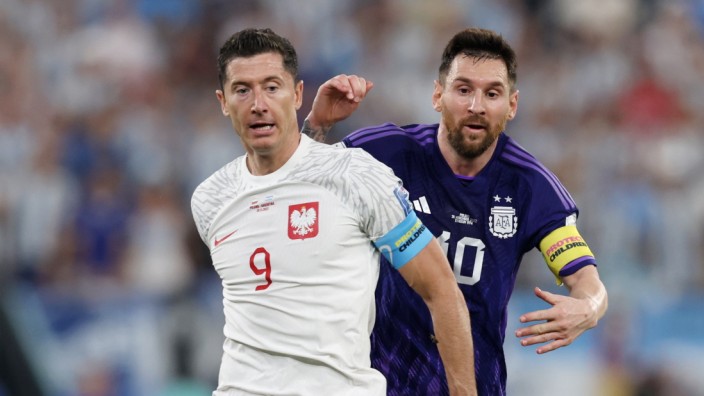 Fußball-WM: Ein Spiel, verdichtet auf einen Zweikampf der Spielführer: Während Lionel Messi (re.) mit Argentinien schon jubeln kann, zittert Robert Lewandowski bis zum Schluss ums Weiterkommen mit Polen.
