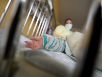 Intensivmedizin: Jede zweite Kinderklinik muss Patienten wegschicken, weil sie kein freies Bett mehr hat