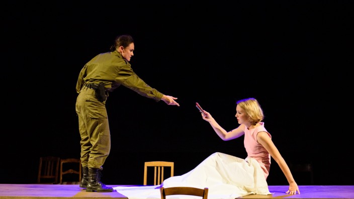 Antisemitismus: Szene mit Symbolkraft? Die arabischstämmige Wahida (Magdalena Laubisch) wird im Stück "Vögel" von einer israelischen Soldatin (dargestellt von Anna Graenzer) bedrängt.