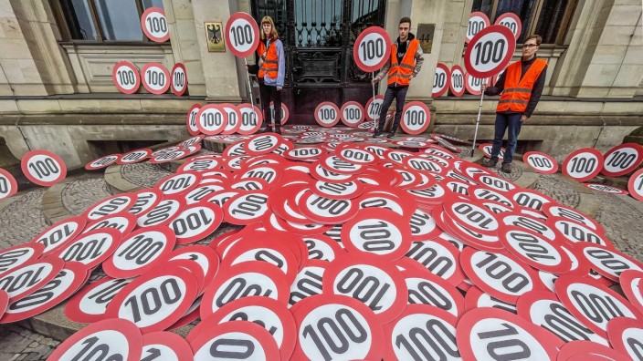 Klimaschützer: Leicht verständliche Botschaft: Im Oktober haben Mitglieder der "Letzten Generation" mehr als 500 Tempo-100-Schilder vor dem Bundesverkehrsministerium abgelegt.