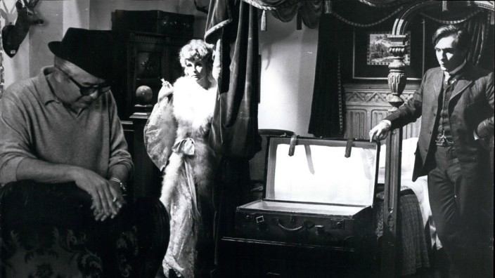 Dem Geheimnis auf der Spur: Regisseur Billy Wilder (links), Robert Stephens als Holmes und Geneviève Page als seine geheimnisvolle Auftraggeberin in einer Szene aus "Das Privatleben des Sherlock Holmes ".