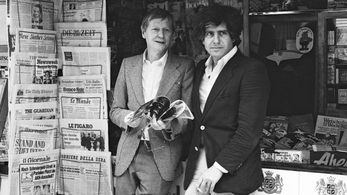 Fotografie: Münchner Szene 1981: Hans Magnus Enzensberger (links) mit Gaston Salvatore, Herausgeber der Zeitschrift "TransAtlantik'".