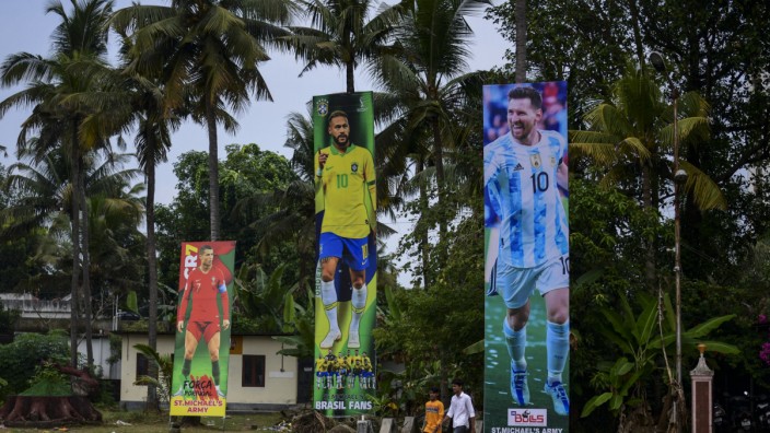 Fußballfans in Südasien: Messi, Neymar und Ronaldo: Auch in der Stadt Kochi im indischen Bundesstaat Kerala überlebensgroß.