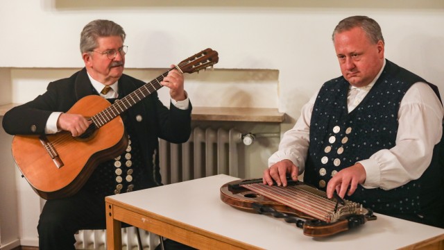 Bürgerehrung der Stadt Dachau: Um die Bürgerehrung musikalisch zu gestalten, sind Sigi Heigl und Robert Gasteiger ins Rathaus gekommen. Zu seiner eigenen Überraschung bekommt auch Heigl eine Bürgermedaille.