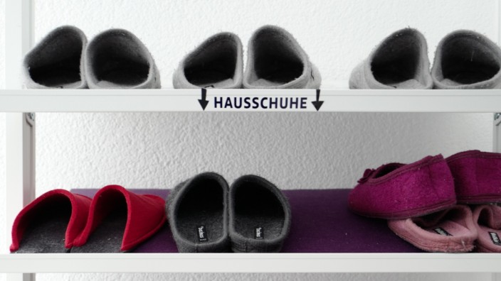 Typisch deutsch: Ein Regal mit Hausschuhen für Gäste (Symbolfoto).