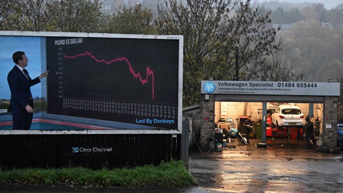EU-Austritt: Eine Anti-Brexit-Werbung neben einer Autowerkstatt im nordenglischen Huddersfield. Das Land spürt die Folgen des EU-Austritts.