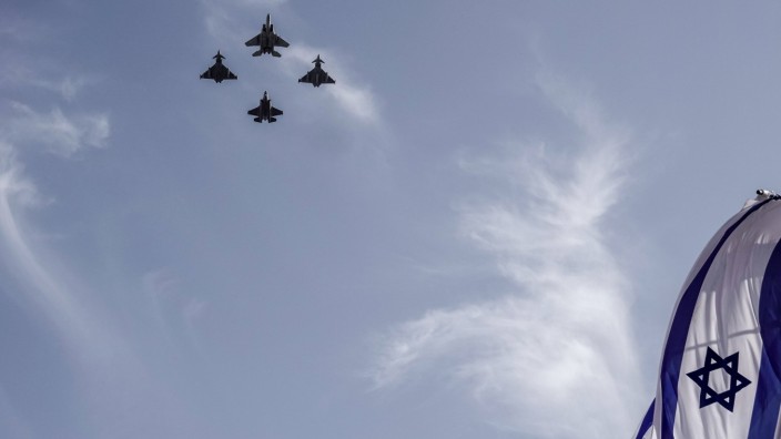 Israel und Iran: Sie würde die Auseinandersetzung wohl vor allem führen: Israels Luftwaffe, hier vier Kampfflugzeuge bei einem Paradeflug.