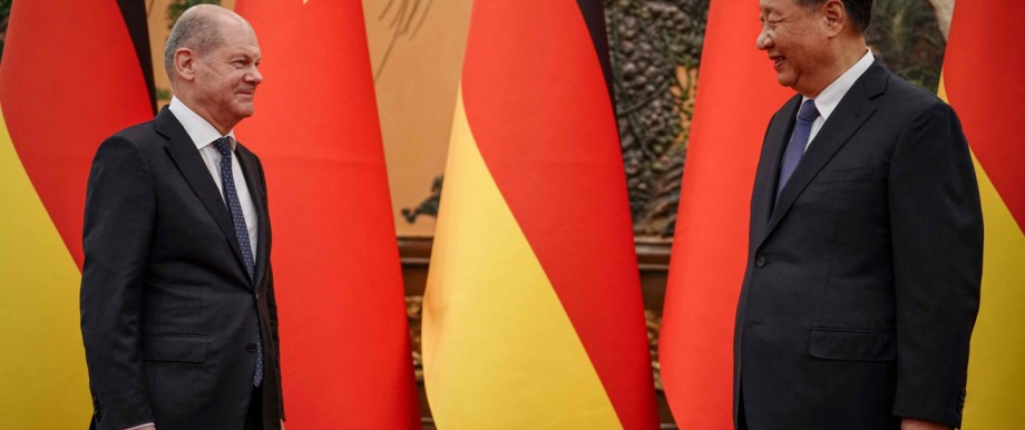 Handelspolitik: Auf Distanz: Chinas Präsident Xi Jinping begrüßt Bundeskanzler Olaf Scholz Anfang November in Peking.