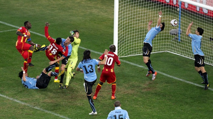 Uruguay gegen Ghana: Unvergessen, nicht nur in Ghana: Uruguays Luis Suarez (rechts) rettet im Viertelfinale 2010 per Hand für die geschlagenen Vorderleute.