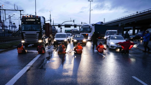 Klimaaktivisten blockieren Kreuzung im Hafen