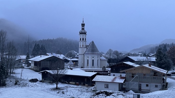 Tourismus: Das Bergsteigerdorf Sachrang aus der beliebtesten Postkarten-Perspektive. Wenn es schneit im Priental, und das tut es oft und viel, dann verschwindet der Gebirgsstock des Zahmen Kaisers drüben in Tirol gern hinter den Wolken.