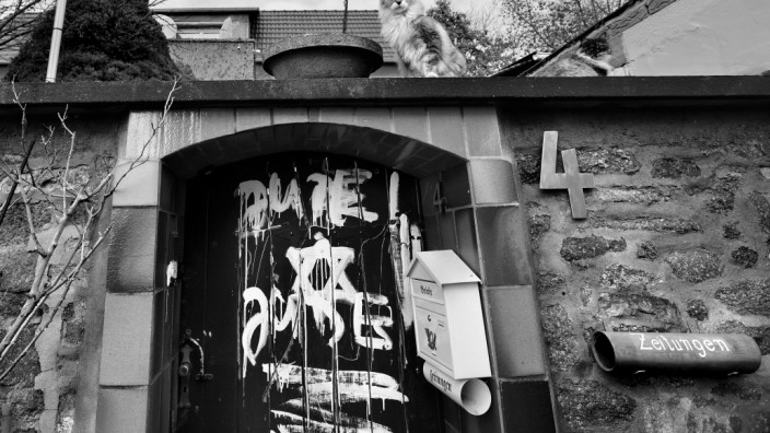 Prozess: Nicht der einzige Angriff seines Nachbarn: Die antisemitisch beschmierte Tür zum Grundstück von Holger Baldenhofer.