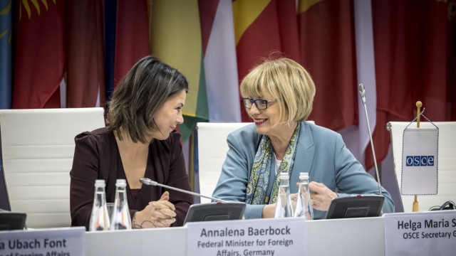 OSZE-Treffen in Polen: Bundesaußenministerin Annalena Baerbock (l.) und OSZE-Generalsekretärin Helga Schmid teilen ähnliche Ansichten.