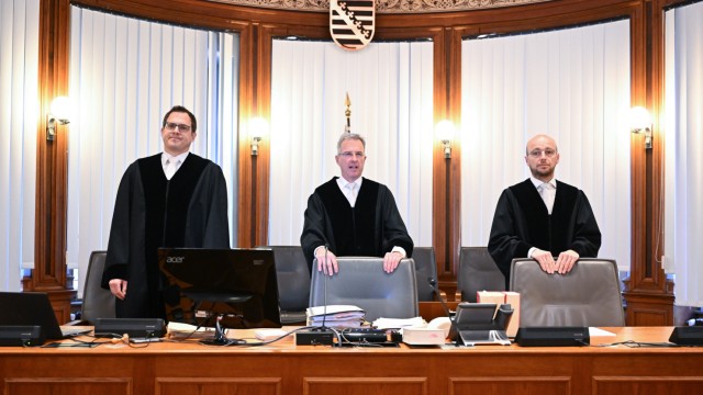 AfD-Politiker: Das Leipziger Dienstgericht für Richter, unter Vorsitz von Hanns-Christian John (Mitte), steht vor Prozessbeginn im Verhandlungssaal des Landgerichts Leipzig.