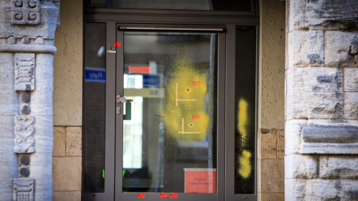 "Operativkommando der Revolutionsgarden": Einschusslöcher auf einer verglasten Tür des Rabbinerhauses bei der Alten Synagoge in Essen.