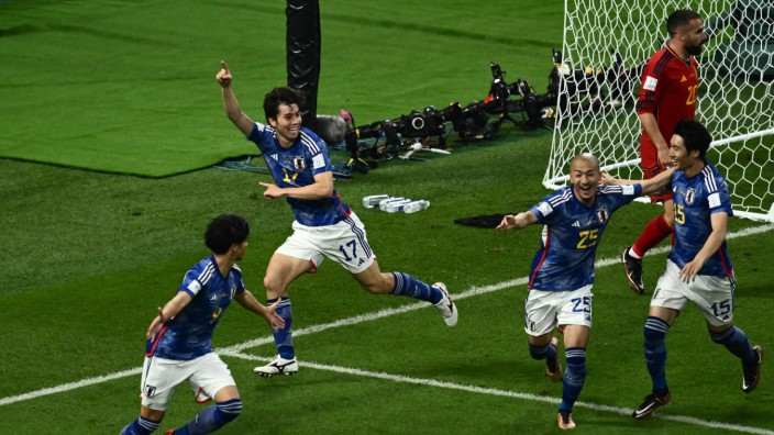 Japans 2:1 gegen Spanien: Japans Ao Tanaka feiert seinen 2:1-Siegtreffer im dritten Gruppenspiel gegen Spanien.